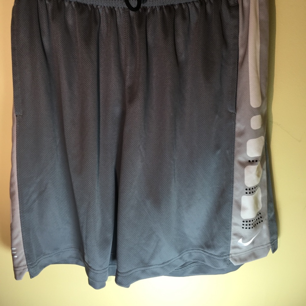 NIKE MENS XL ELITE DRI FIT SHORTS grey and white